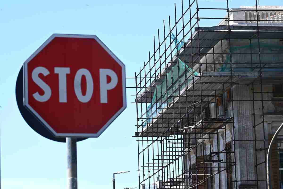 Cantiere ristrutturazione e cartello stop