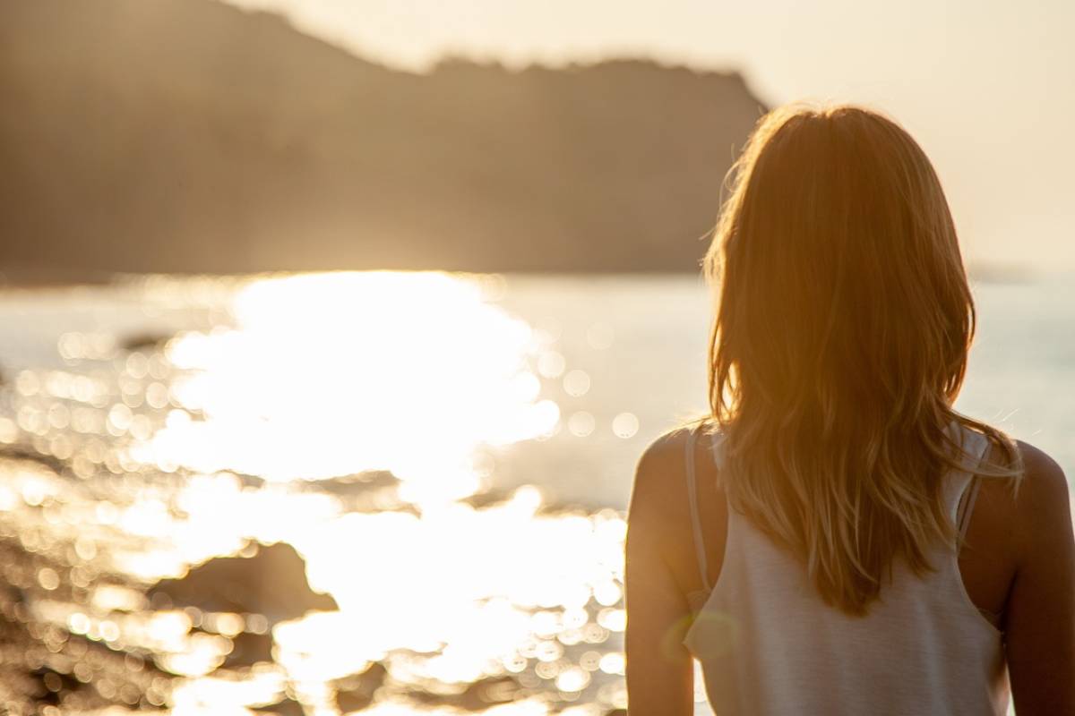 Ragazza al mare al tramonto