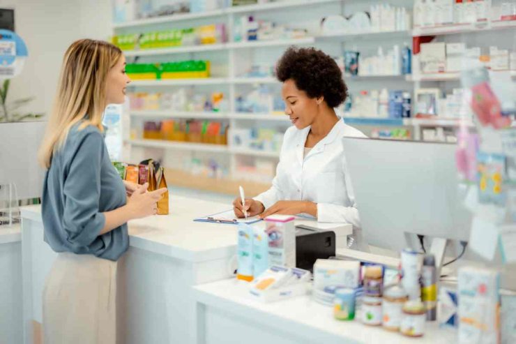 Farmacista e cliente 